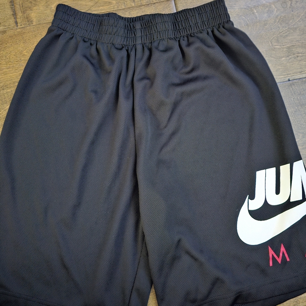 Boys jump man bball shorts L